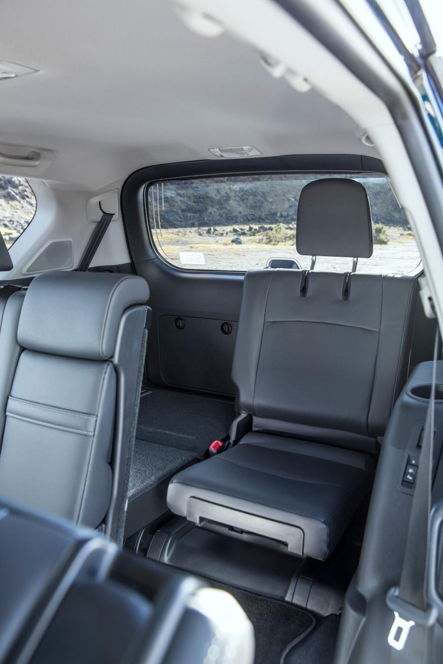 Интерьер Toyota Land Cruiser Prado (150) 2018 года  (UK) (фото 18 из 40)